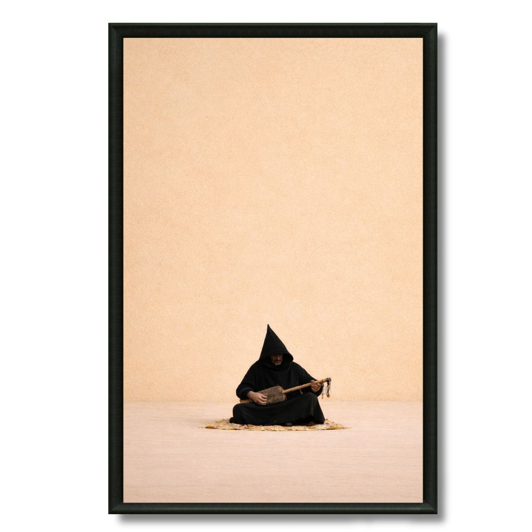 Tableau capuche noir silhouette marocaine rue élégante